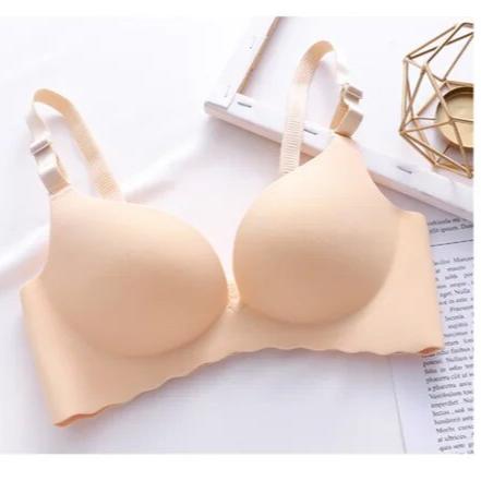 Lifting bra for a discreet, natural curve