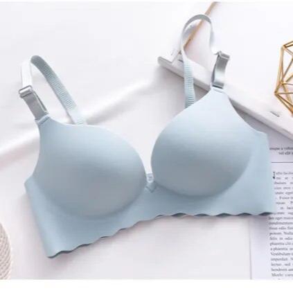 Lifting bra for a discreet, natural curve